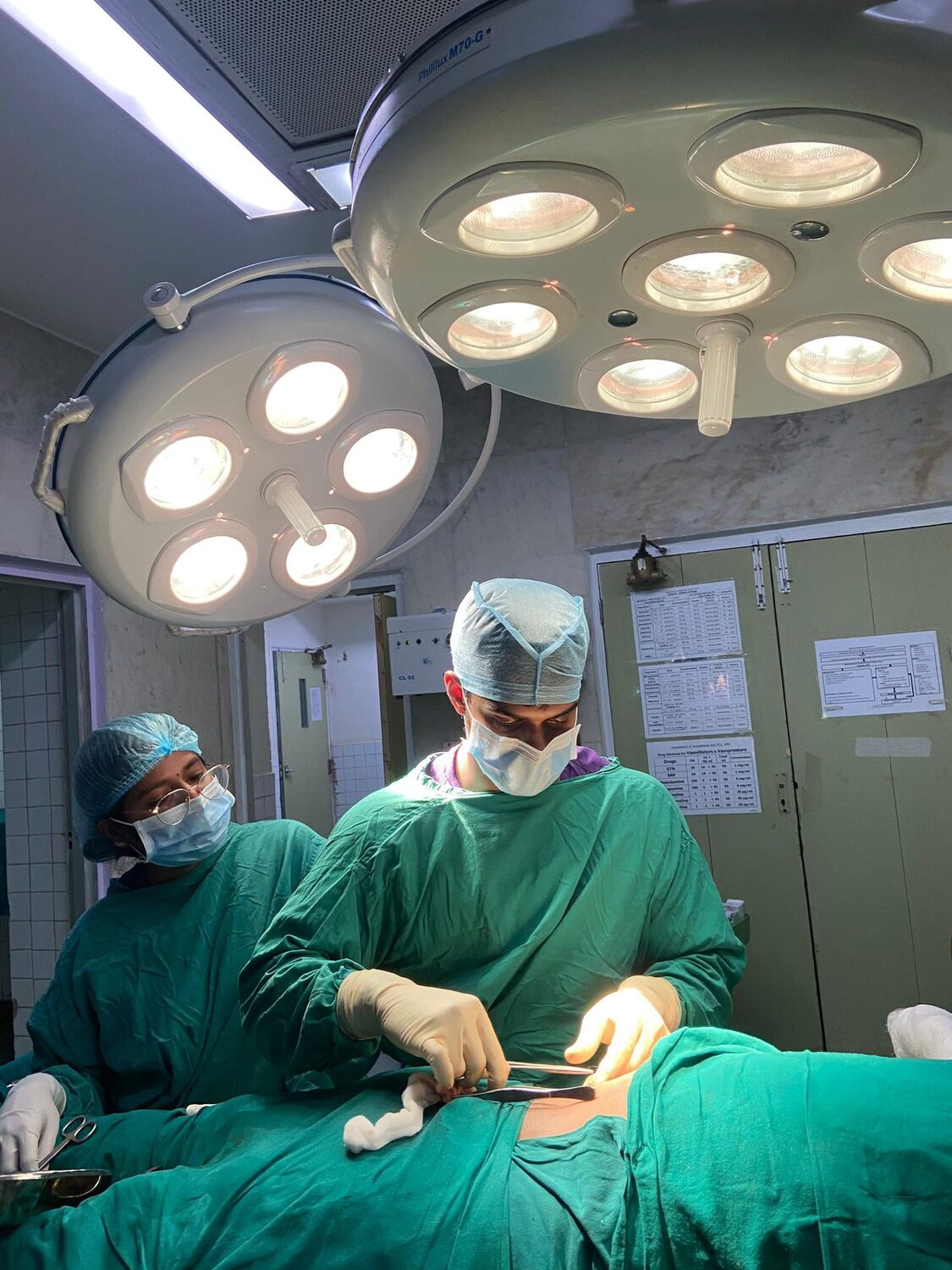 Dr. Curt Coutinho assisting in the operating theatre